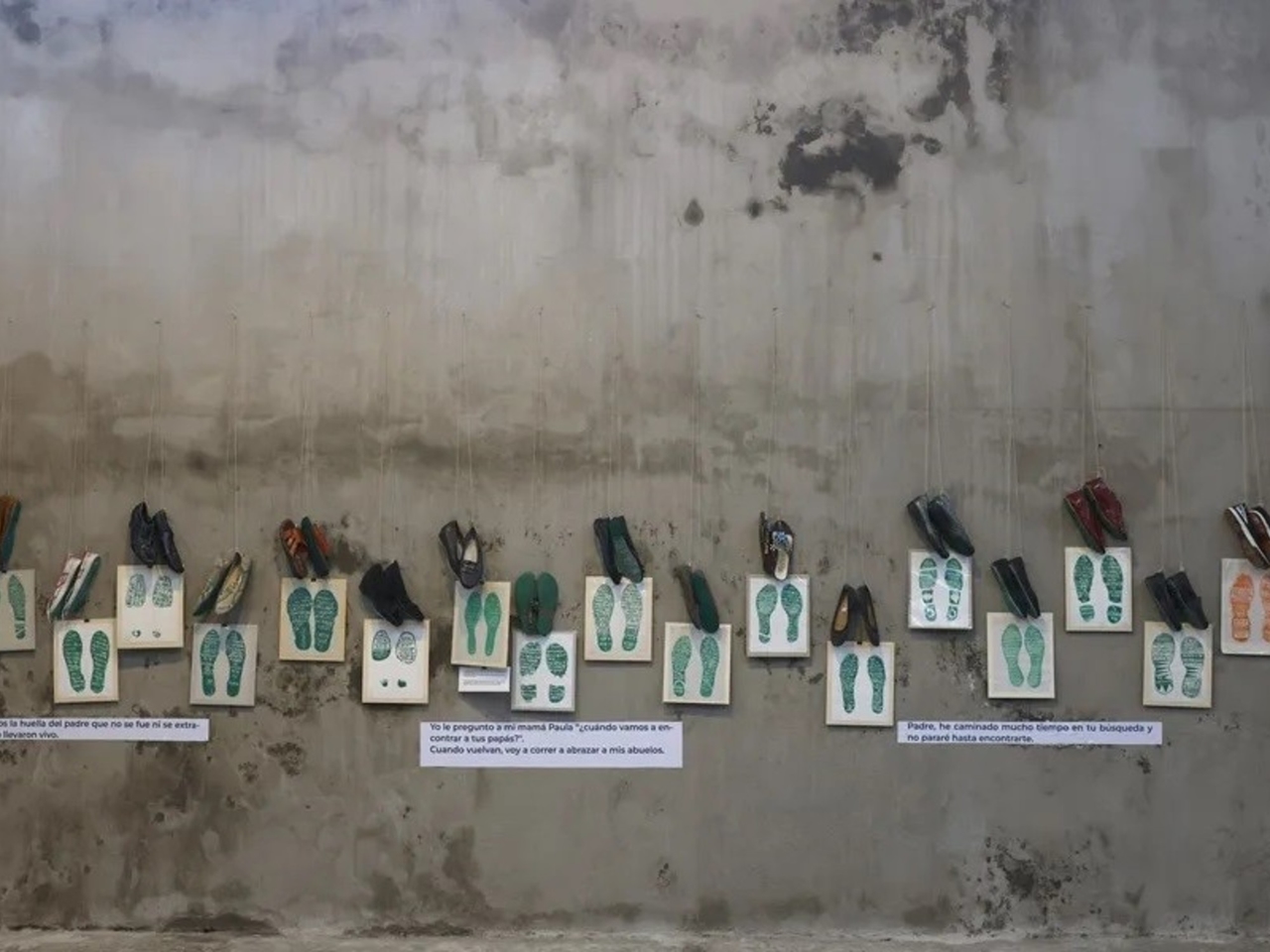Con 150 paia di scarpe, una mostra mette in luce la crisi delle sparizioni in Messico.
