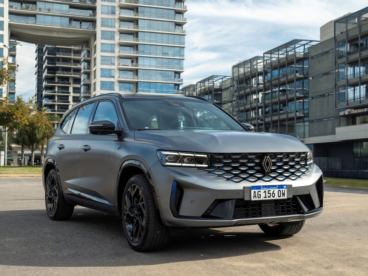 Markteinführung des Renault Koleos: der neue, mit Technologie vollgepackte Hybrid-SUV, der die Handschrift des Teams von Franco Colapinto trägt.