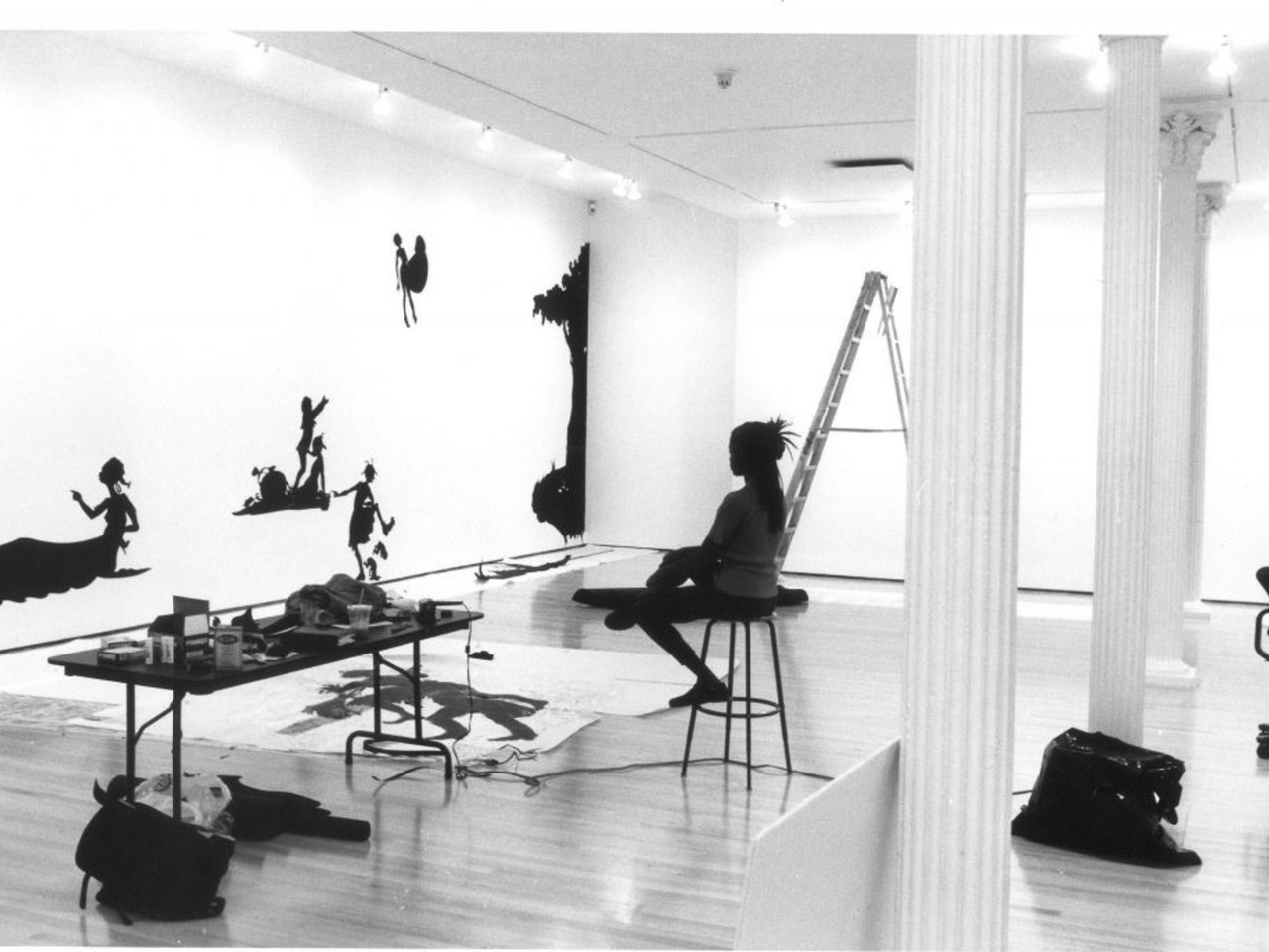 A artista Kara Walker chega à Argentina com uma exposição que desafia o racismo e a memória.