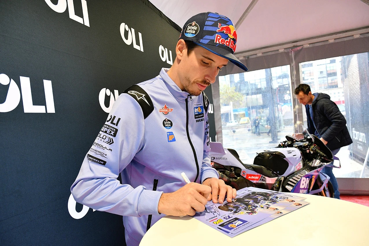 Hunderte versammeln sich in Aveiro, um Formel-1-Fahrer Álex Márquez zu sehen.