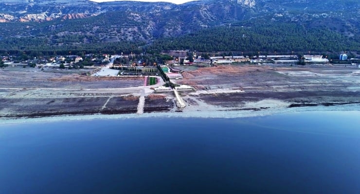 La moitié du lac de Burdur s'est transformée en vapeur.