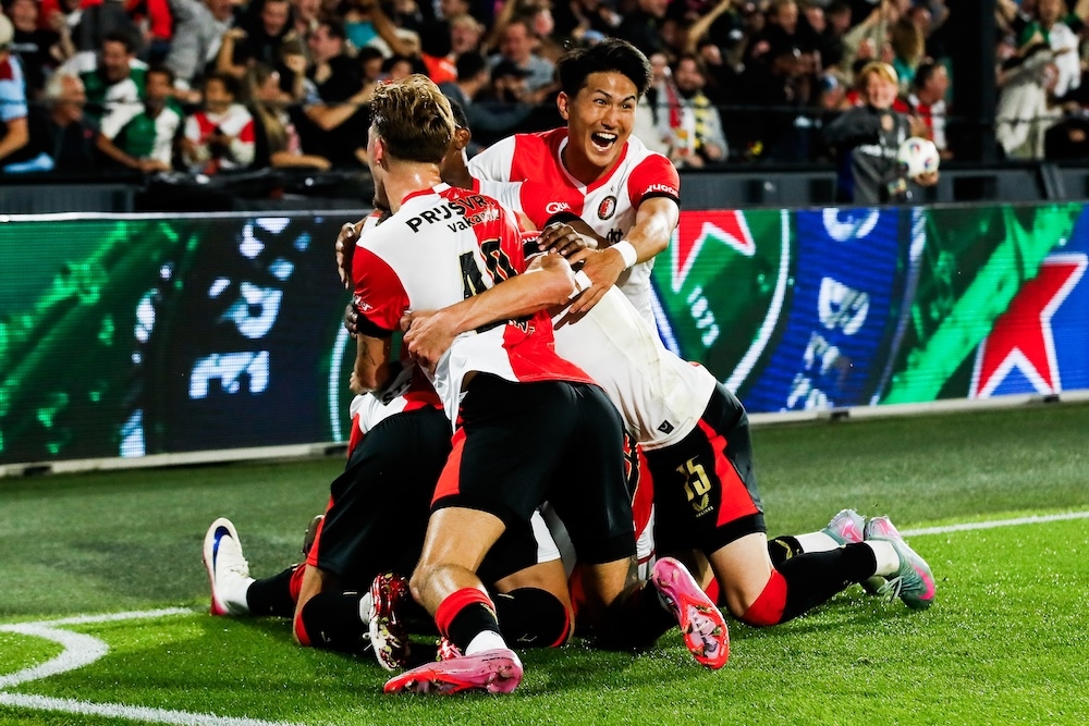 Feyenoord vence Fenerbahçe e garante vaga na Liga dos Campeões