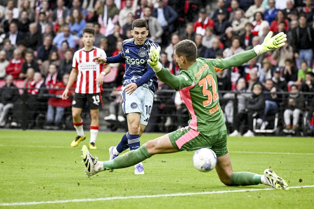PSV-Ajax empata; pênalti tardio do AZ anula vitória do Feyenoord