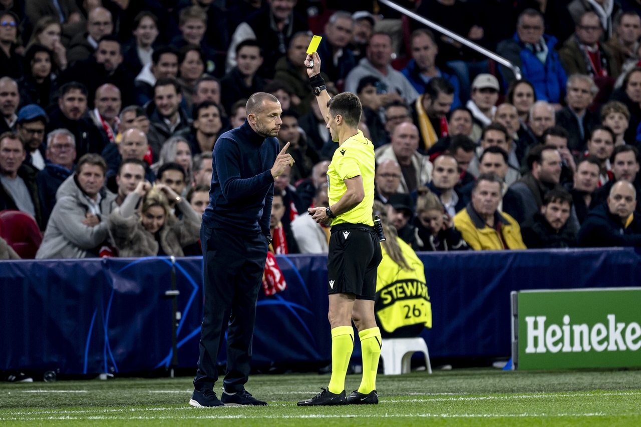 Crecen los rumores sobre Ten Hag mientras aumenta la presión sobre el entrenador del Ajax, Heitinga.