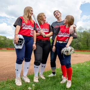 Dzień Matki wyjątkowo pracowity na boisku dla supermatki Becky Dubay, drużyny softballu Hampshire Regional