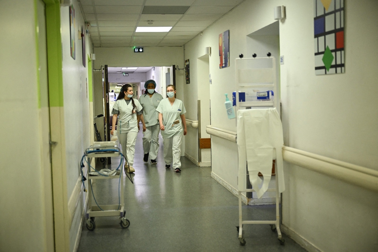 Unterbezahlte ausländische Ärzte im Grand Hôpital de l'Est Francilien werden zur Rückzahlung gezahlter Prämien gezwungen