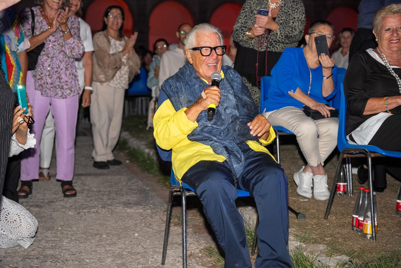Capri, o festival "Cinema in Certosa" homenageia Peppino di Capri: 800 pessoas participam do evento noturno na Certosa di San Giacomo.