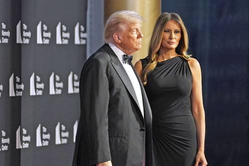 Donald Trump Sefiller filminin açılışında yuhalandı