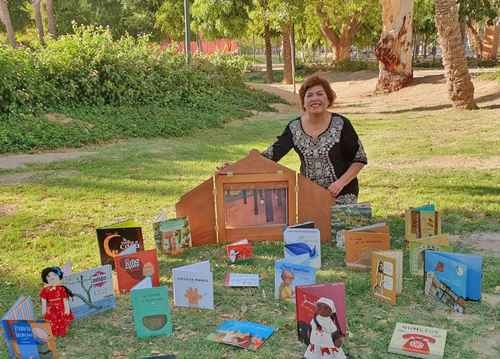 Com leituras e kamishibai, um promotor cultural semeia esperança entre migrantes