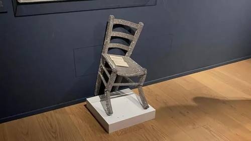 Museo de Verona demanda a sujeto  que rompió silla recubierta de cristales