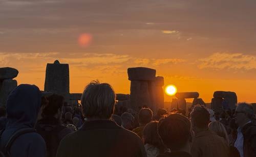 Stonehenge'de gün doğumu