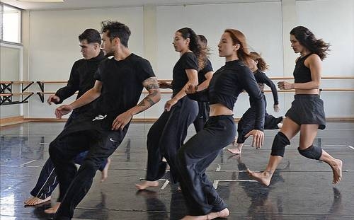 Ceprodac präsentiert eine Choreografie, die Verlust und Leere poetisch thematisiert