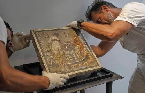 Torna a Pompei il mosaico erotico rubato da un capitano nazista