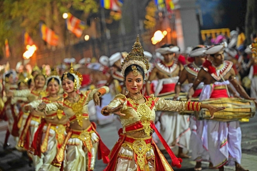 Eerbetoon aan Boeddha in Sri Lanka