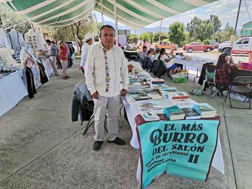 Veterinario y escritor promueve literatura otomí