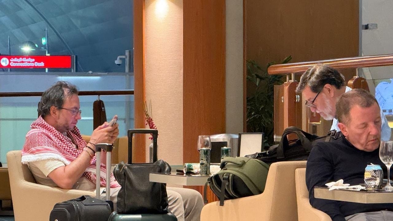 Se viraliza imagen de Noroña en presunta sala VIP de Dubai