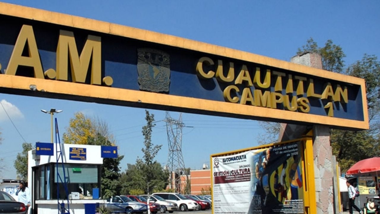 Gli studenti deceduti dopo l'incidente con la loro auto sull'autostrada Emisor Poniente ricevono l'ultimo saluto alla FES Cuautitlán.