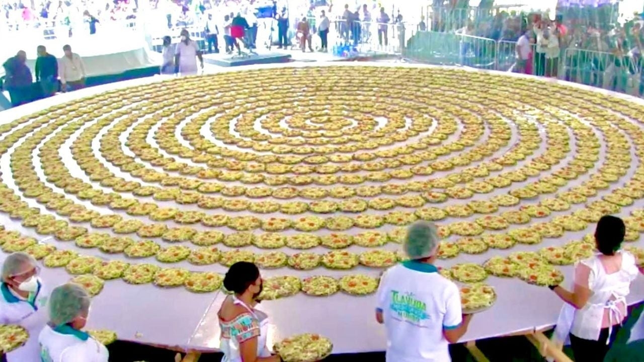 Il record mondiale Guinness per la tlayuda più grande scatena il ridicolo a Oaxaca.