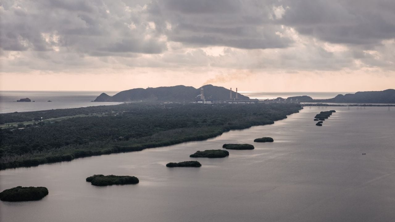 Construction work at the Manzanillo-Cuyutlán port has begun without authorization from Semarnat (National Service of Marketing and Development).