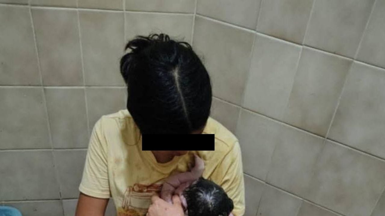 Nadat het medisch personeel haar heeft afgewezen, bevalt een 14-jarig meisje in een IMSS-badkamer in Matamoros.