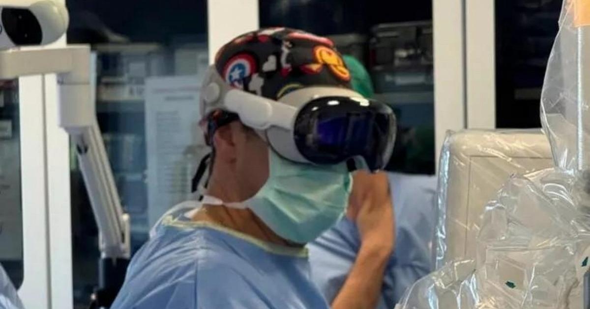 Spinal surgeries, multiscreen viewer helps surgeon in the operating room