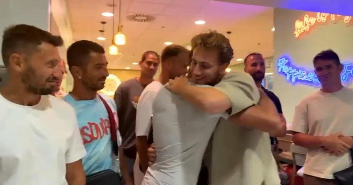 Возвращение Веррета после смерти 14-месячного сына: товарищи по команде обнимают его в аэропорту.