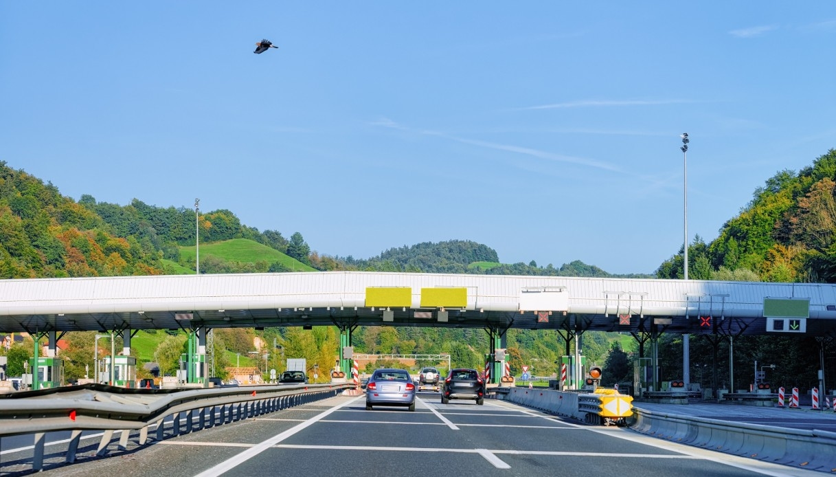 Reversing at the toll booth, the shortcut that costs points, money and safety