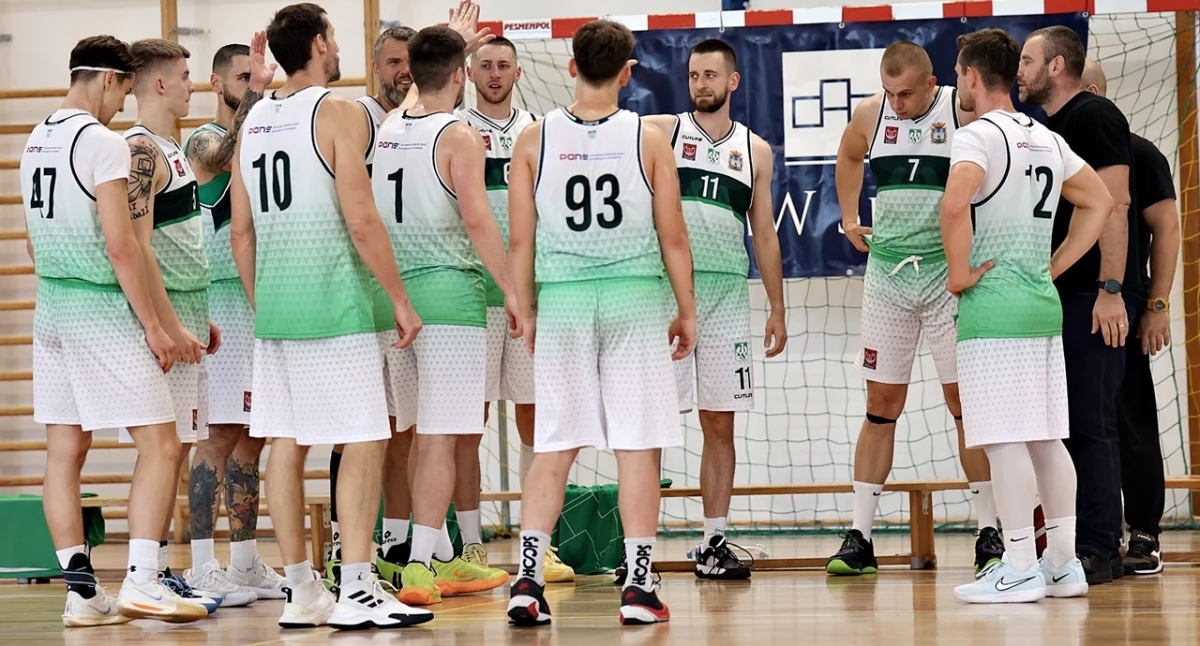 Derby per l'AZS PANS Jarosław. Cosa sta facendo questo "Babbo Natale"? Valutazione: 52! È fuori dal mondo!