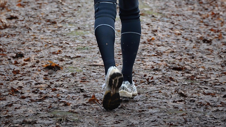Según una investigación, alcanzar la cantidad diaria de pasos con una caminata larga puede ser más saludable.