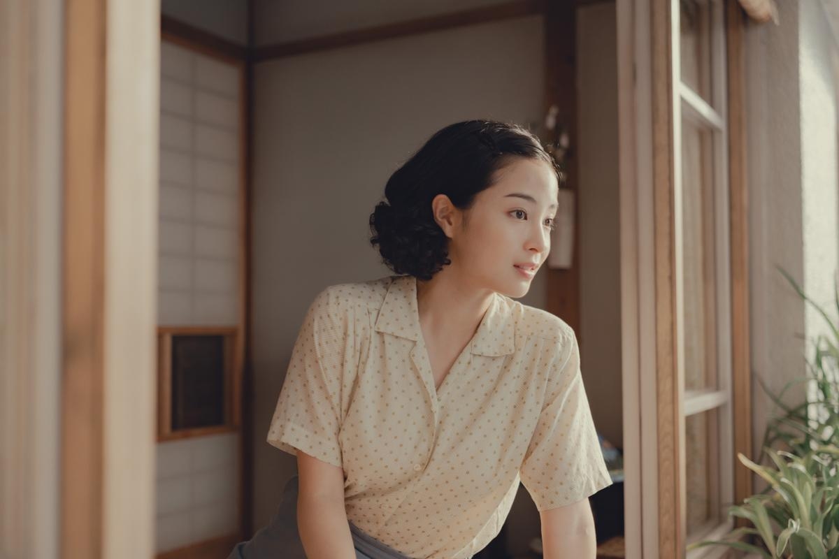 “Luz Pálida nas Colinas”: Uma história sobre memória em fuga, adaptada do primeiro romance de Kazuo Ishiguro
