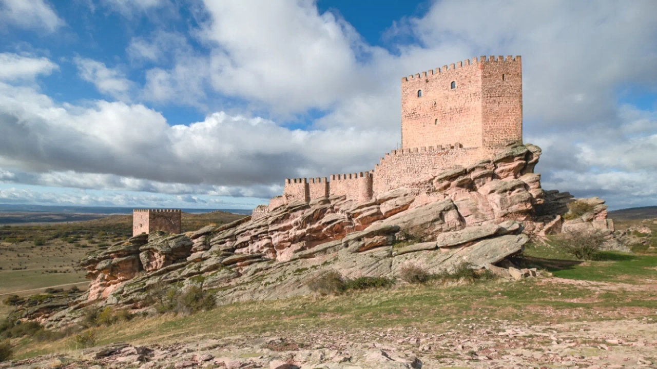 Die geheimnisvollsten und unbekanntesten Schlösser Europas, die Sie an Halloween besuchen können.