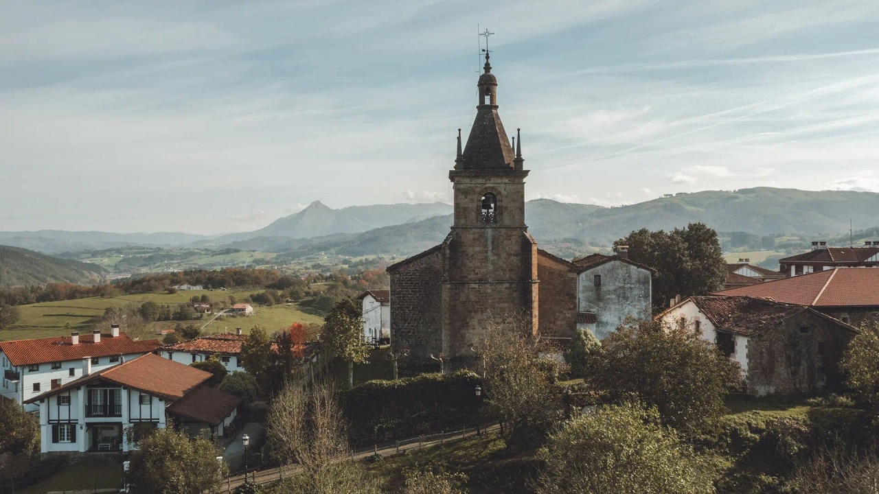 El pueblo rodeado de montañas en País Vasco con un curioso pasado minero alrededor del hierro