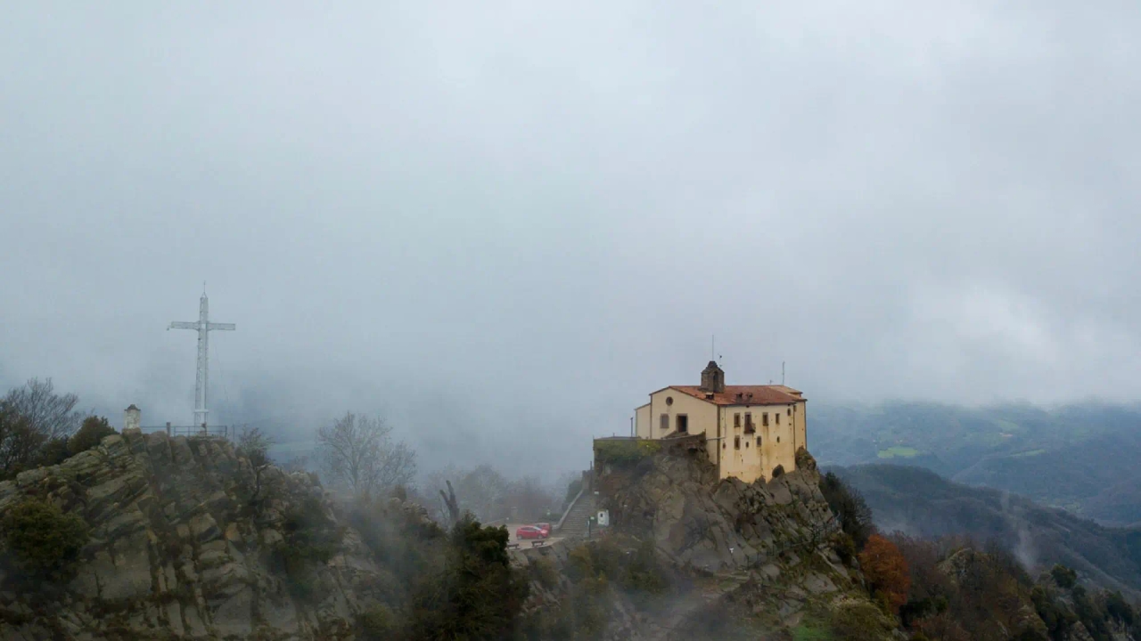 Die Wanderroute, auf der Sie glauben werden, Sie wandern zwischen den Wolken in Katalonien