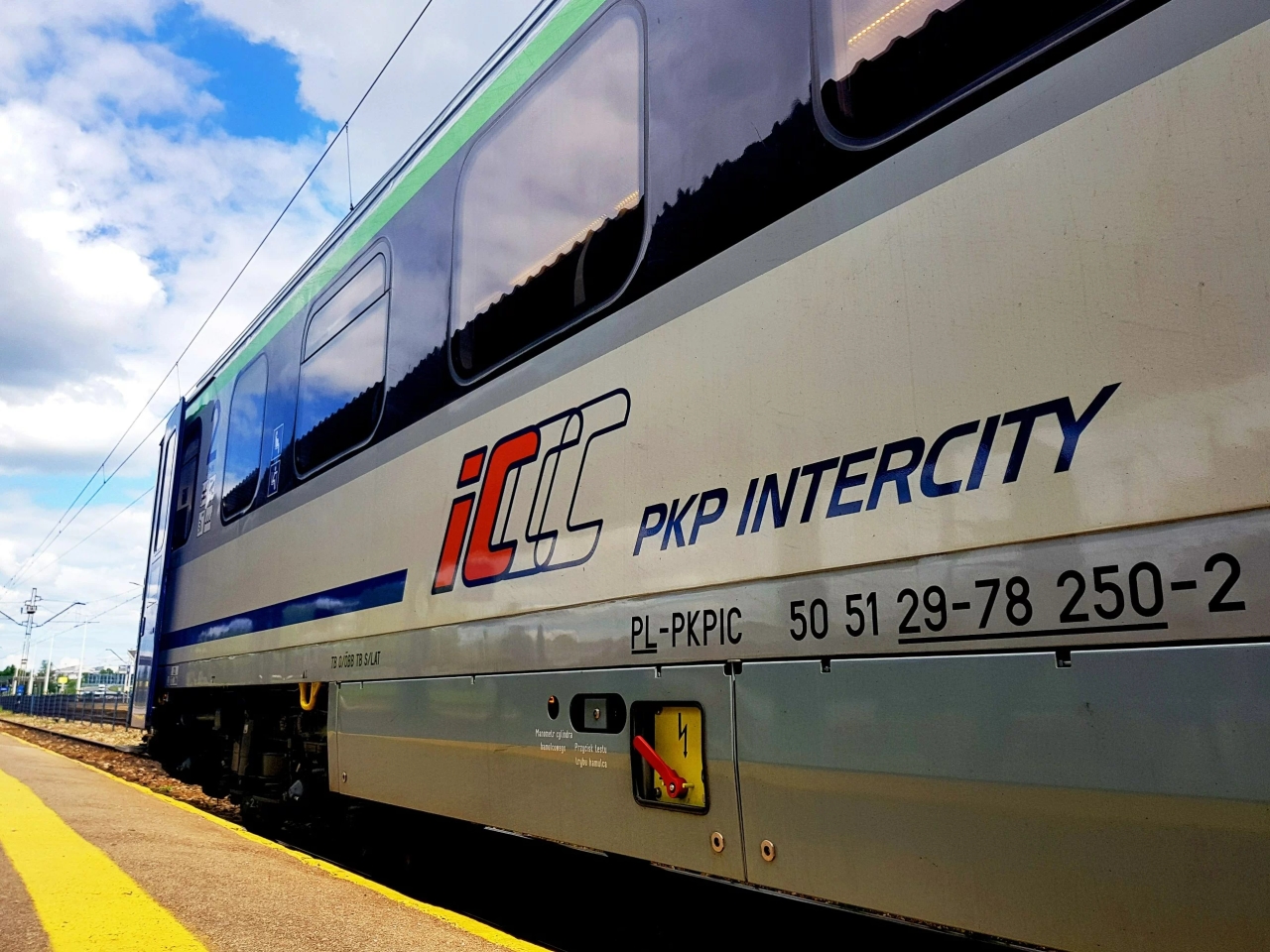 Viajes en tren el Día de Todos los Santos. PKP (Ferrocarriles Estatales Polacos) ha facilitado información importante.