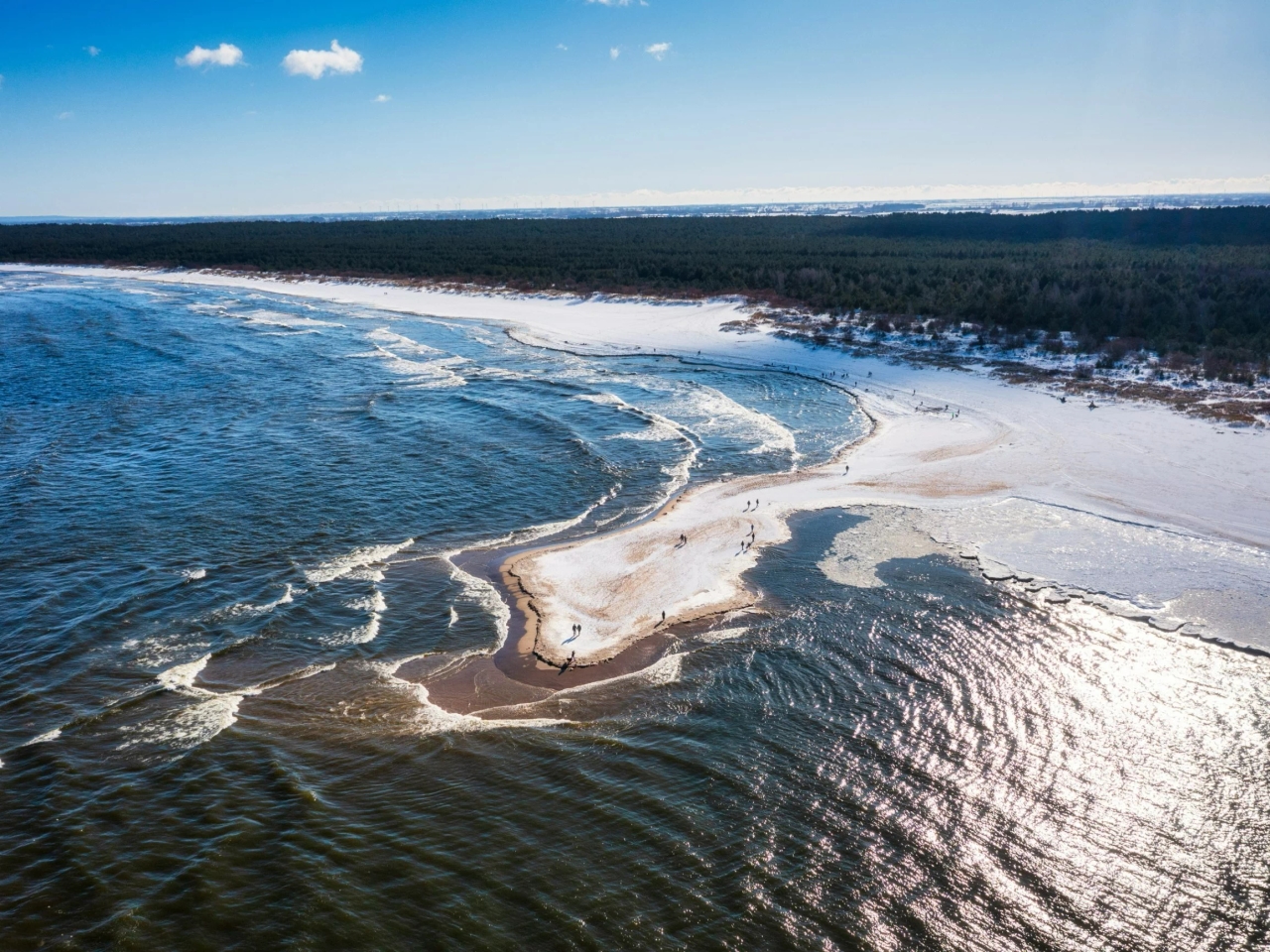 Una imagen insólita en el mar Báltico. Una nueva parte de Polonia ha cambiado de forma.