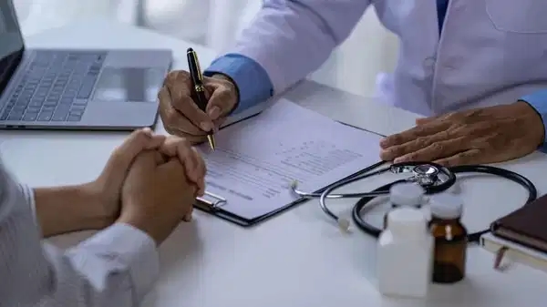 Solution incroyable à la crise des rendez-vous : ils sont devenus dermatologues en une journée !