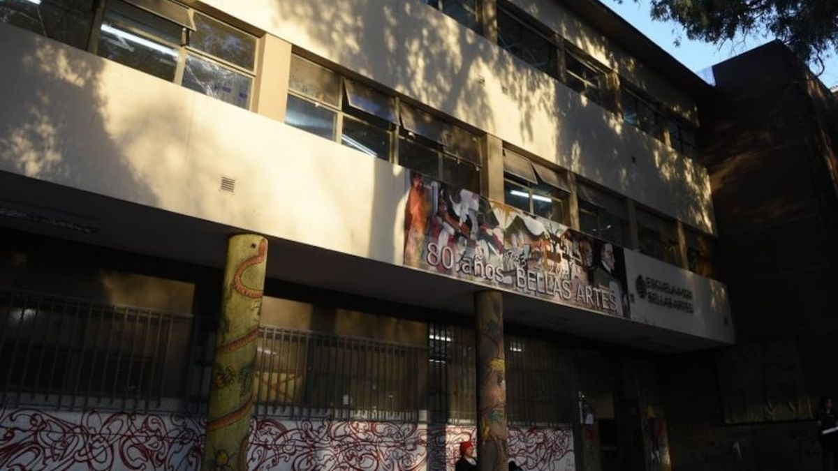 A Rádio Aconcágua relata sérios problemas estruturais na Escola de Belas Artes.