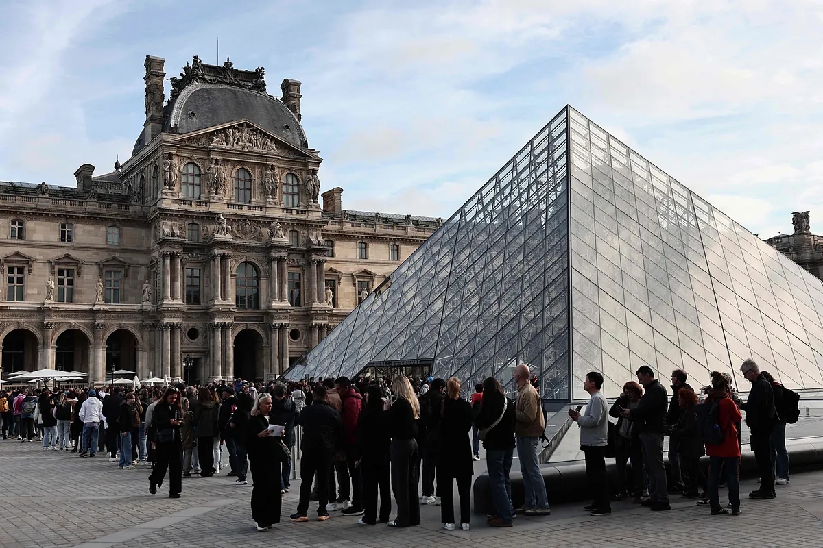 O Louvre reabre três dias após o roubo, enquanto investigadores recuperam um capacete e uma luva dos ladrões.