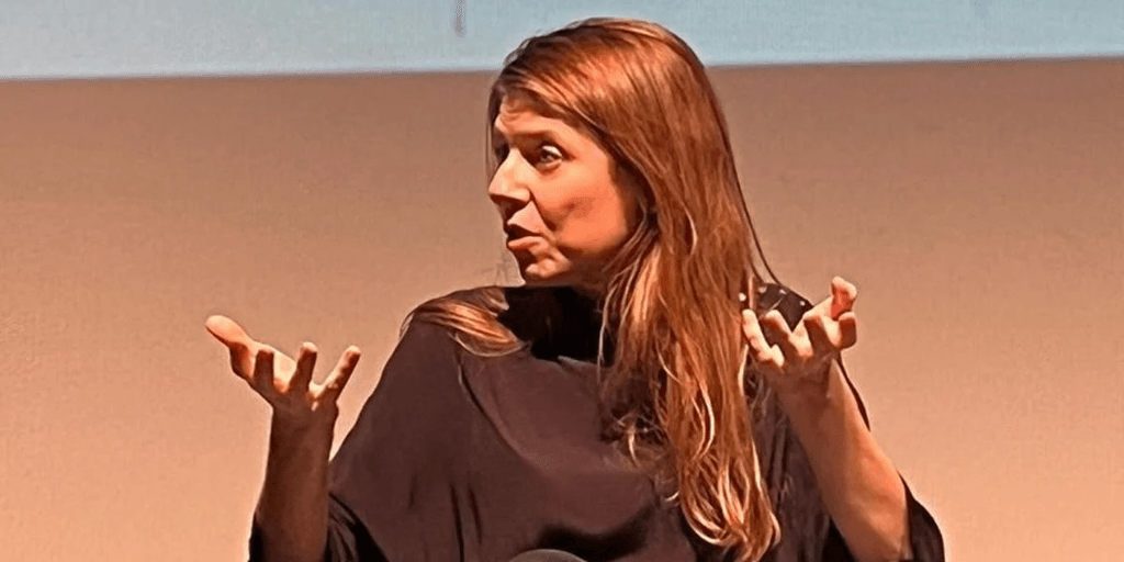 'L'età infinita' di Miriam Reyes: la ragazza, il paese e una mappa fatta di parole