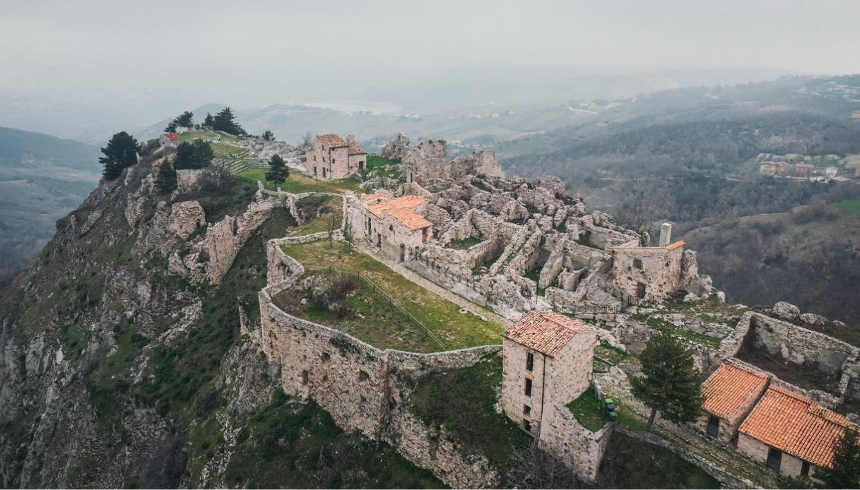 Улицы Джессопалены Веккья: путешествие в прошлое и тишину.