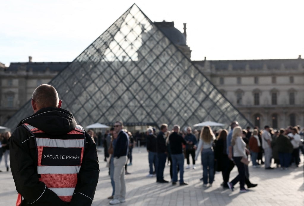 De Franse politie maakt bekend dat er nog eens vijf mensen zijn gearresteerd voor diefstal in het Louvre.