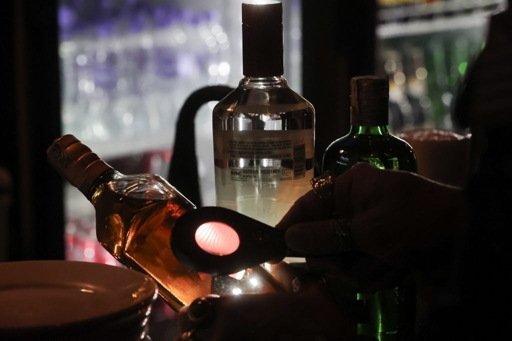 Policja w São Paulo wykonuje nowe nakazy aresztowania w związku z działalnością siatki zajmującej się fałszowaniem alkoholu