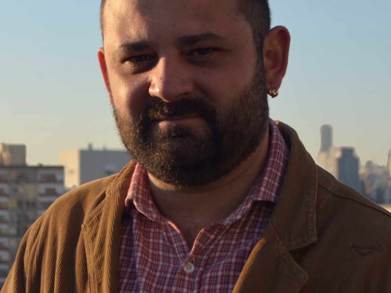 Luis Alberto Laffargue publiceert 'The Thimble': een roman die de contrasten van de Argentijnse jaren 80 en 90 nieuw leven inblaast