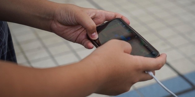 Due ore al giorno al cellulare? Una città giapponese incoraggia le persone a razionalizzare il tempo trascorso davanti allo schermo.