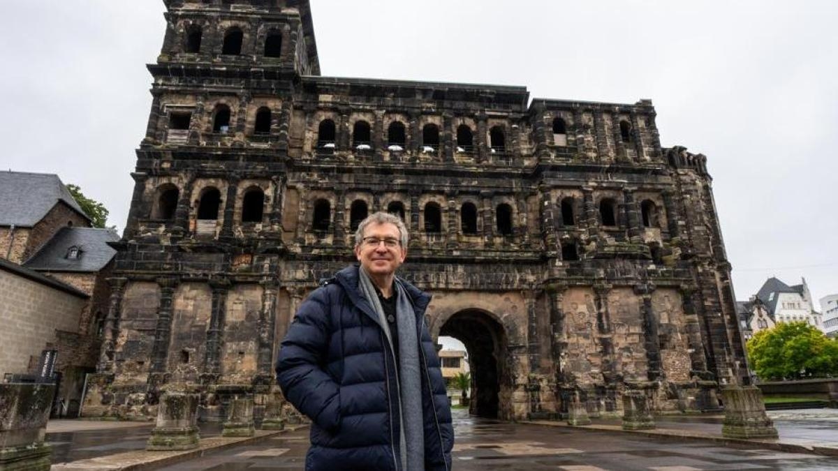 Santiago Posteguillo: "Caesar used to go into battle, but now wars are decided in offices."