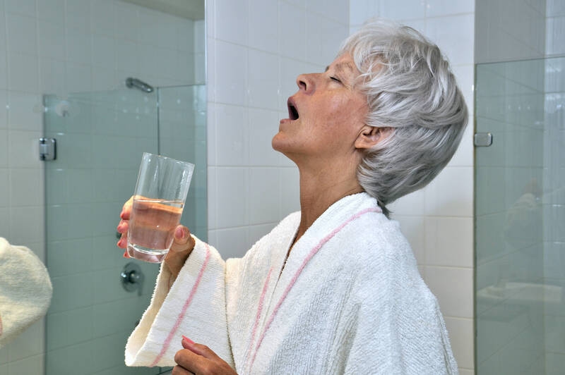 Mal de gorge : l'efficacité des gargarismes mise à l'épreuve.